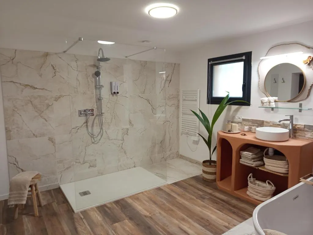 Douche à l'italienne avec mur en marbre