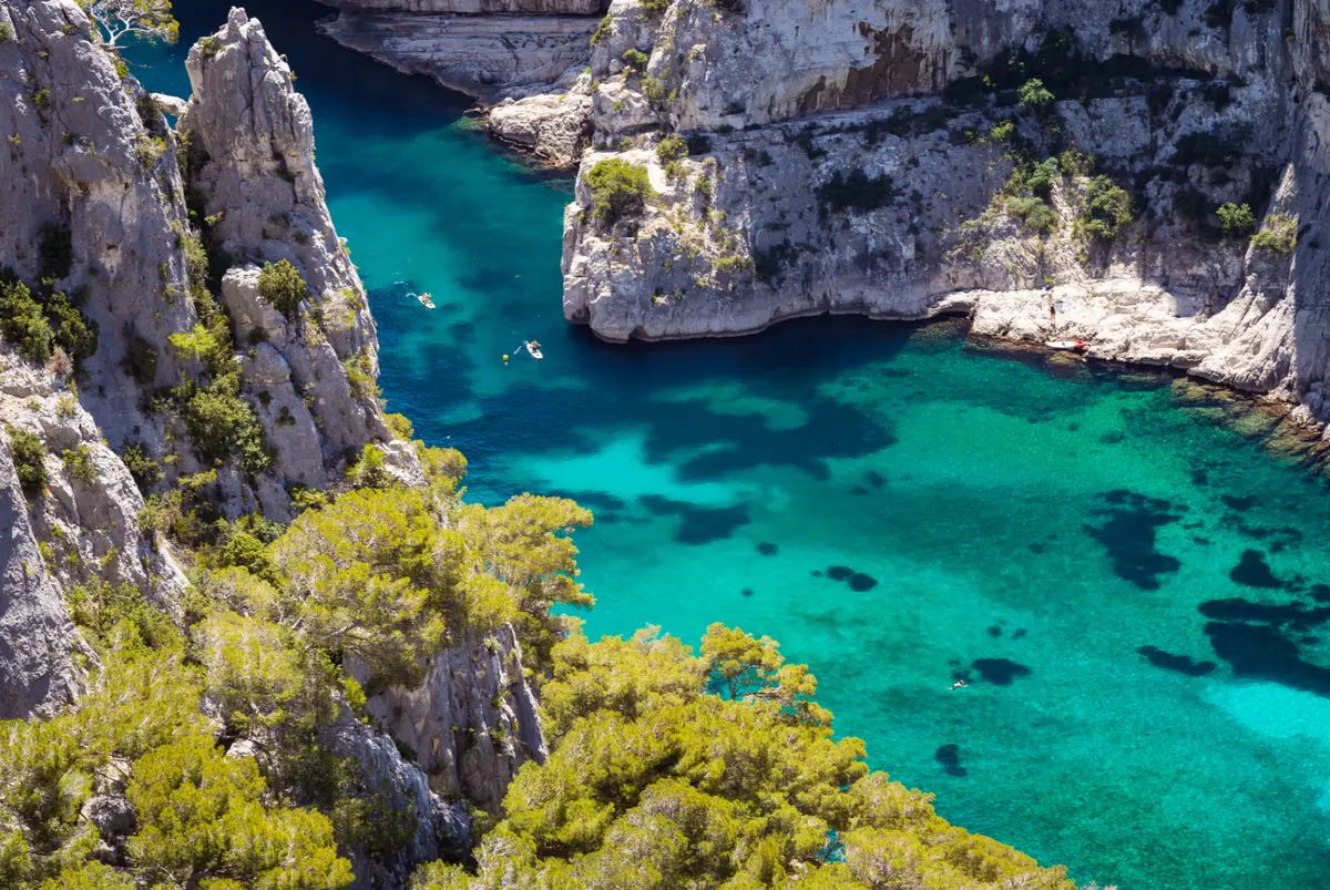 Vue aérienne des Calanques aux eaux émeraude