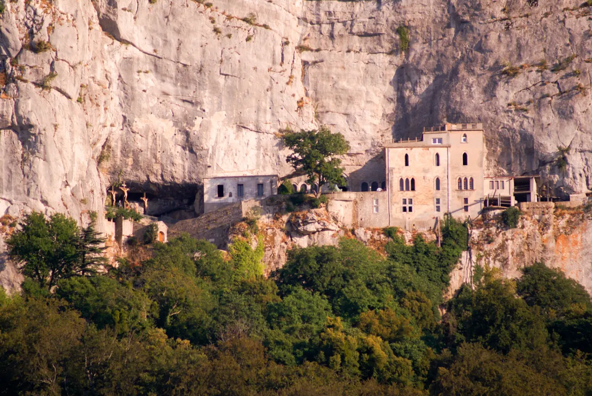 Grotte de Sainte Marie-Madeleine dans la falaise
