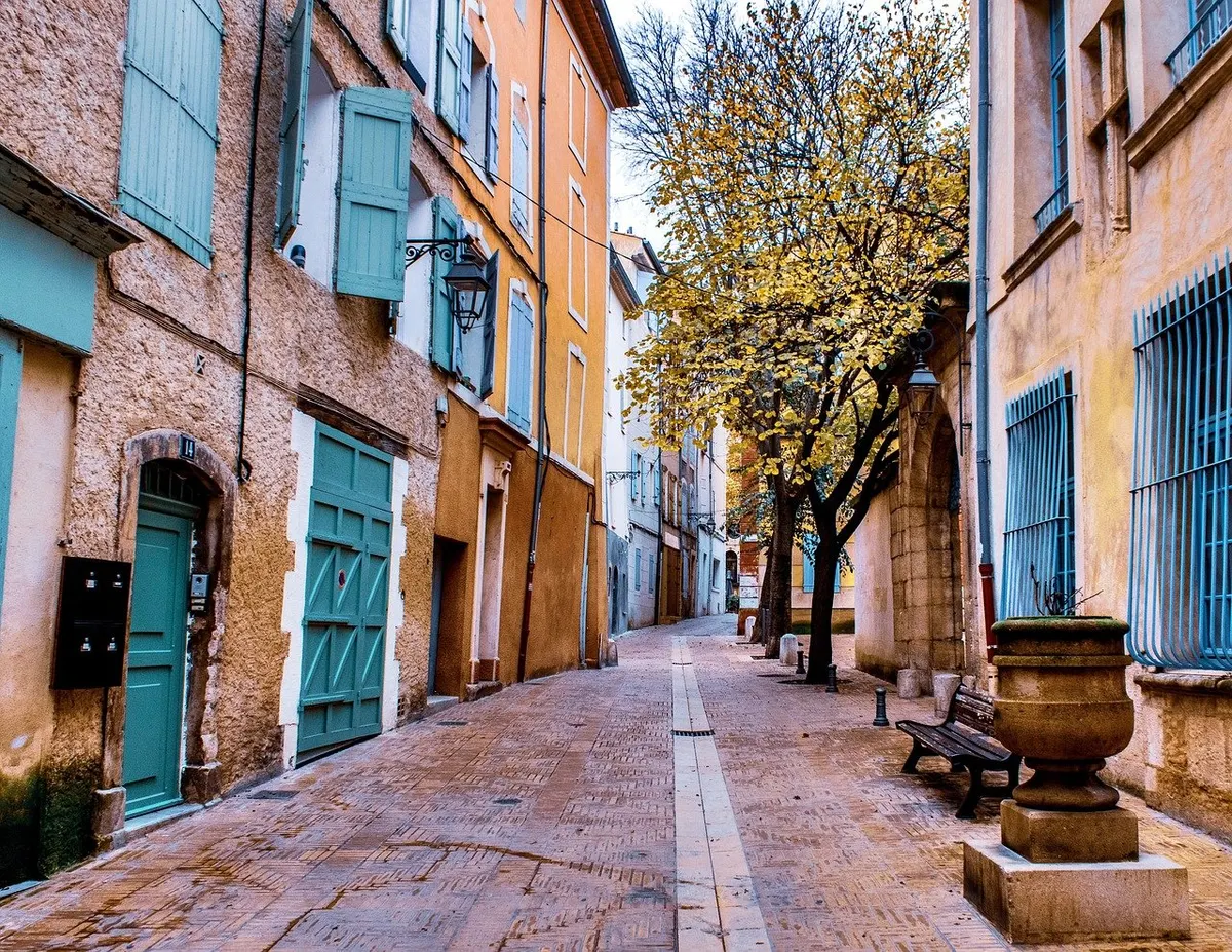 Façades colorées et volets provençaux
